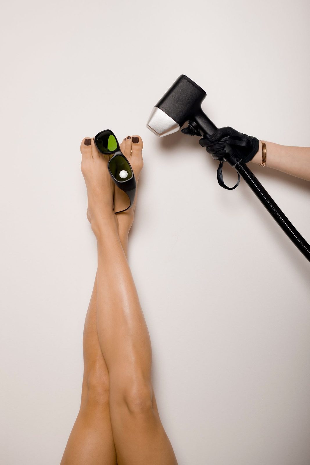 Séance d'épilation laser diode, jambes et pieds protégés